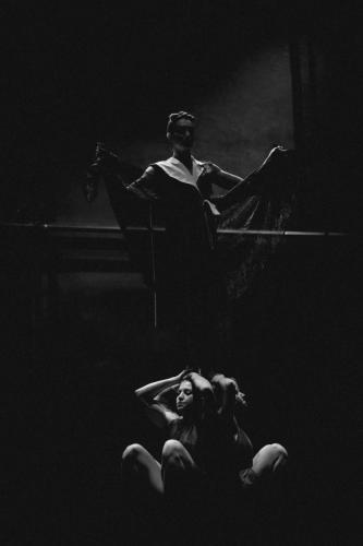 zena-ruze-pisen-kost-3