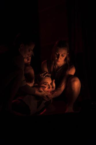 zena-ruze-pisen-kost-4